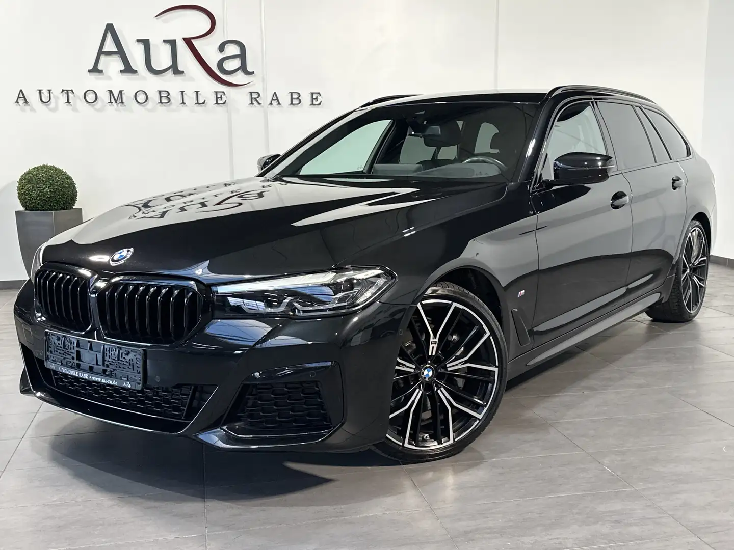 BMW 530 Touring xDrive M-Sport NAV+LED+AHK+HUD+H&K Schwarz - 1