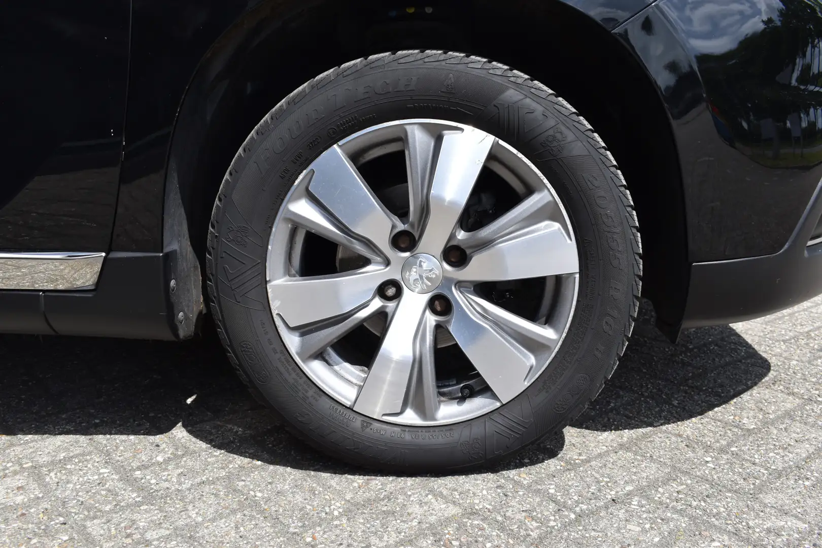 Peugeot 2008 1.2 PureTech Active Automaat / Clima / Trekhaak / Schwarz - 2