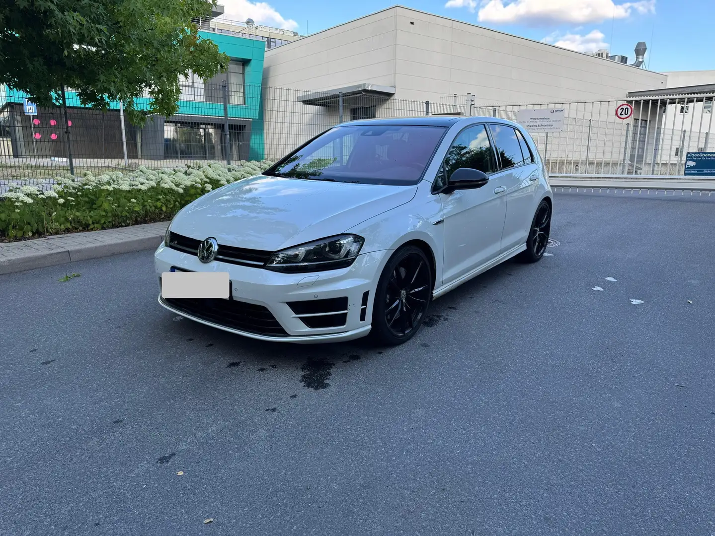 Volkswagen Golf R - 1
