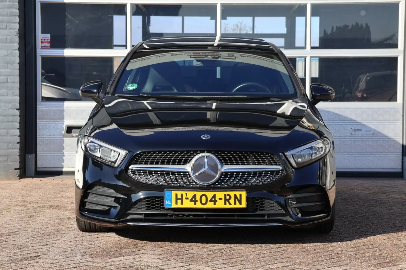 Mercedes-Benz A 220 A 220 4 Matic AMG line automaat, panoramadak Zwart - 2