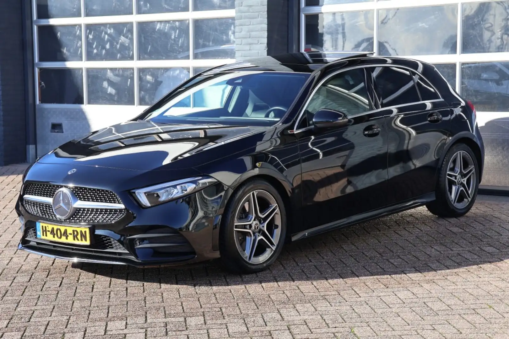 Mercedes-Benz A 220 A 220 4 Matic AMG line automaat, panoramadak Zwart - 1