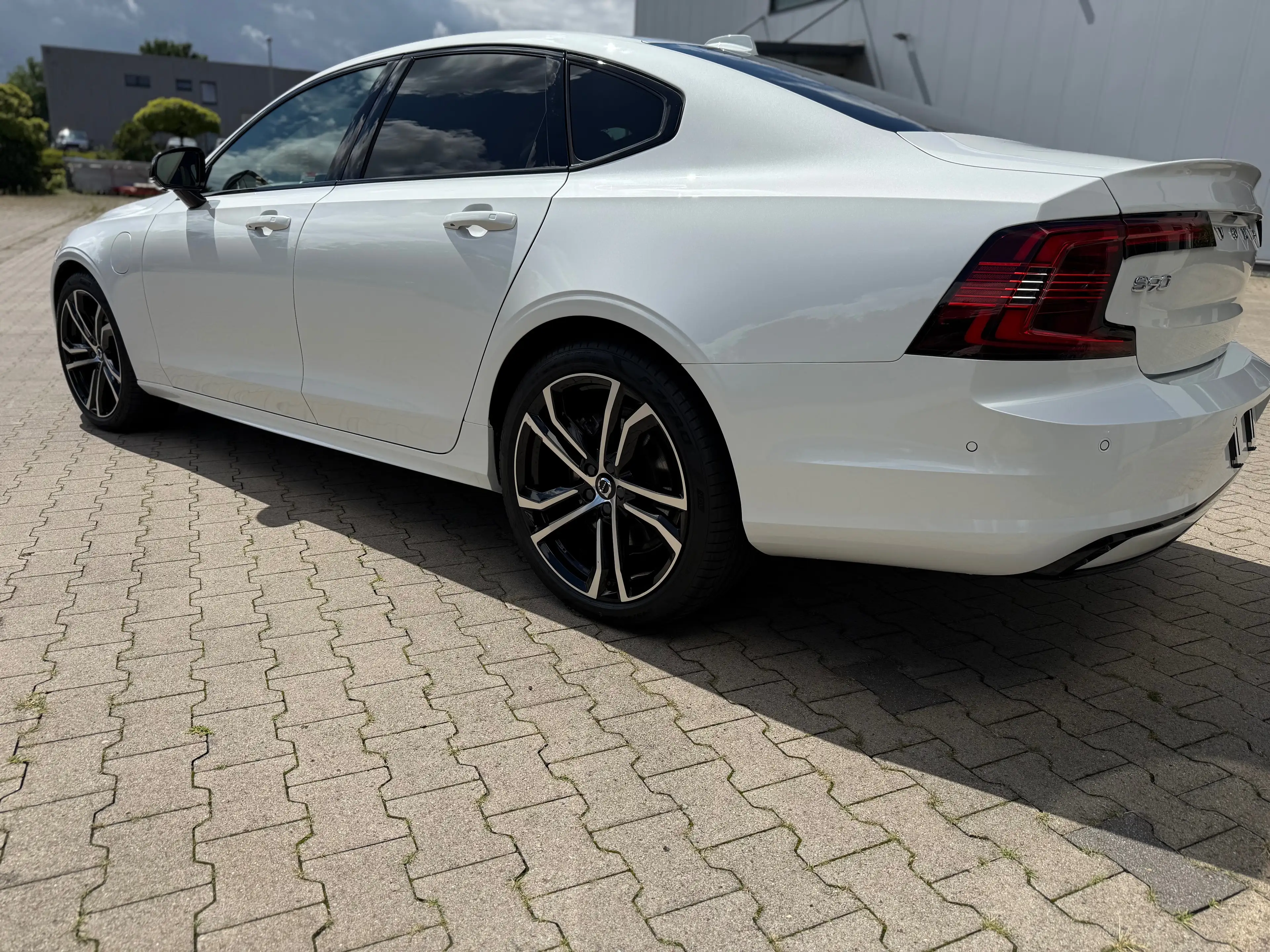 Volvo S90 Ultimate Dark Recharge Plug-In Hybrid AWD — photo 8