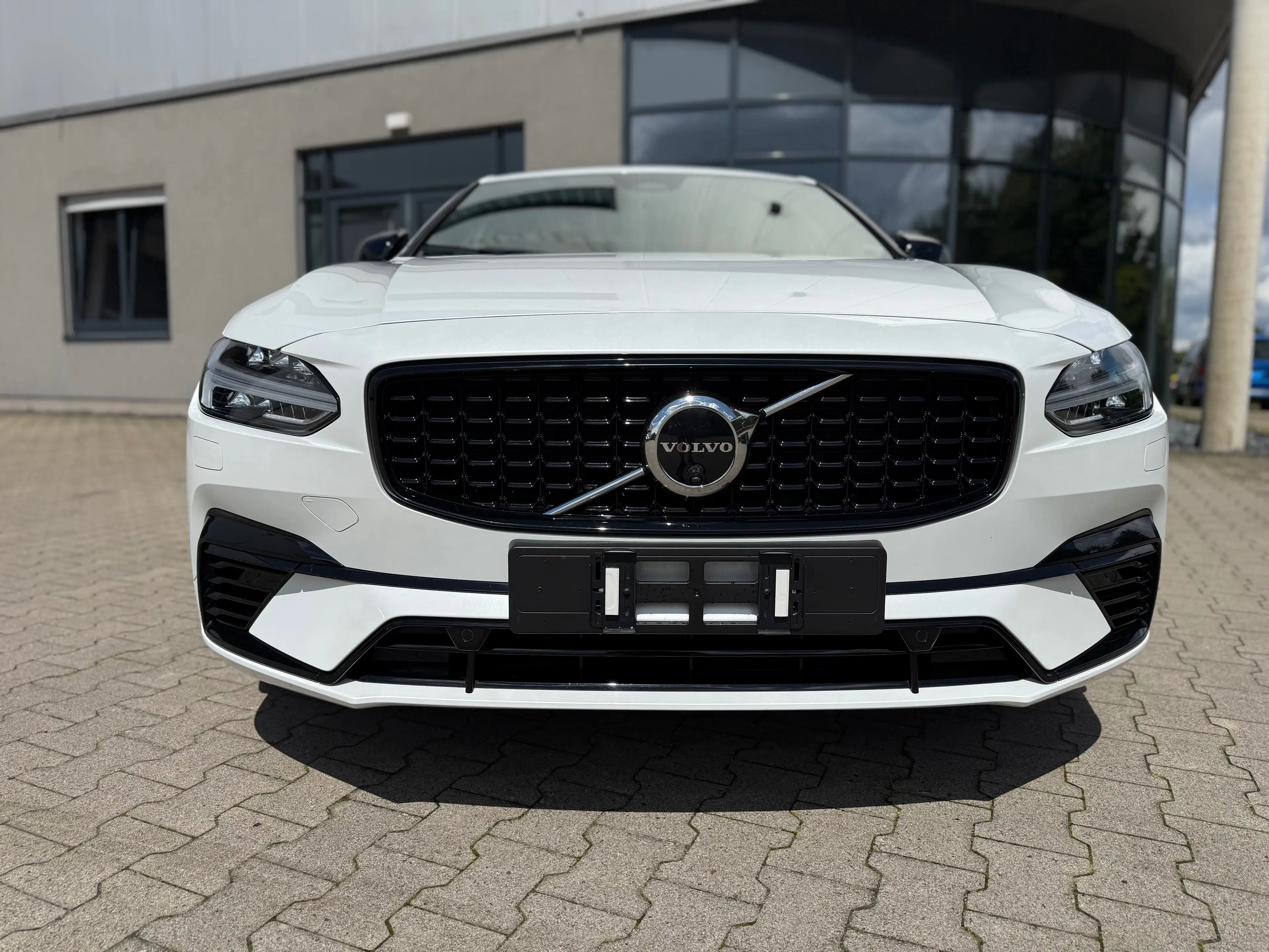 Volvo S90 Ultimate Dark Recharge Plug-In Hybrid AWD — photo 11