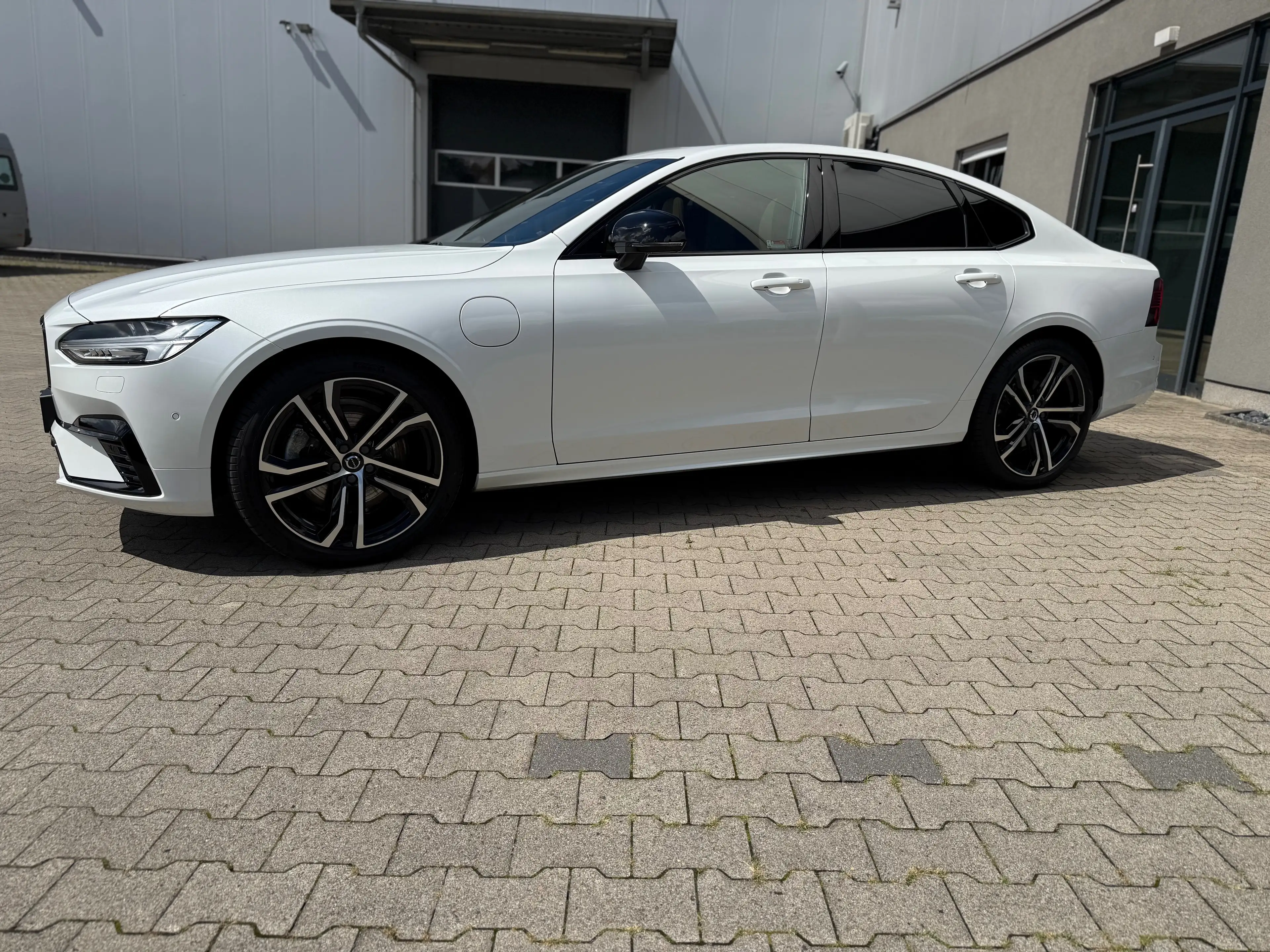 Volvo S90 Ultimate Dark Recharge Plug-In Hybrid AWD — photo 9
