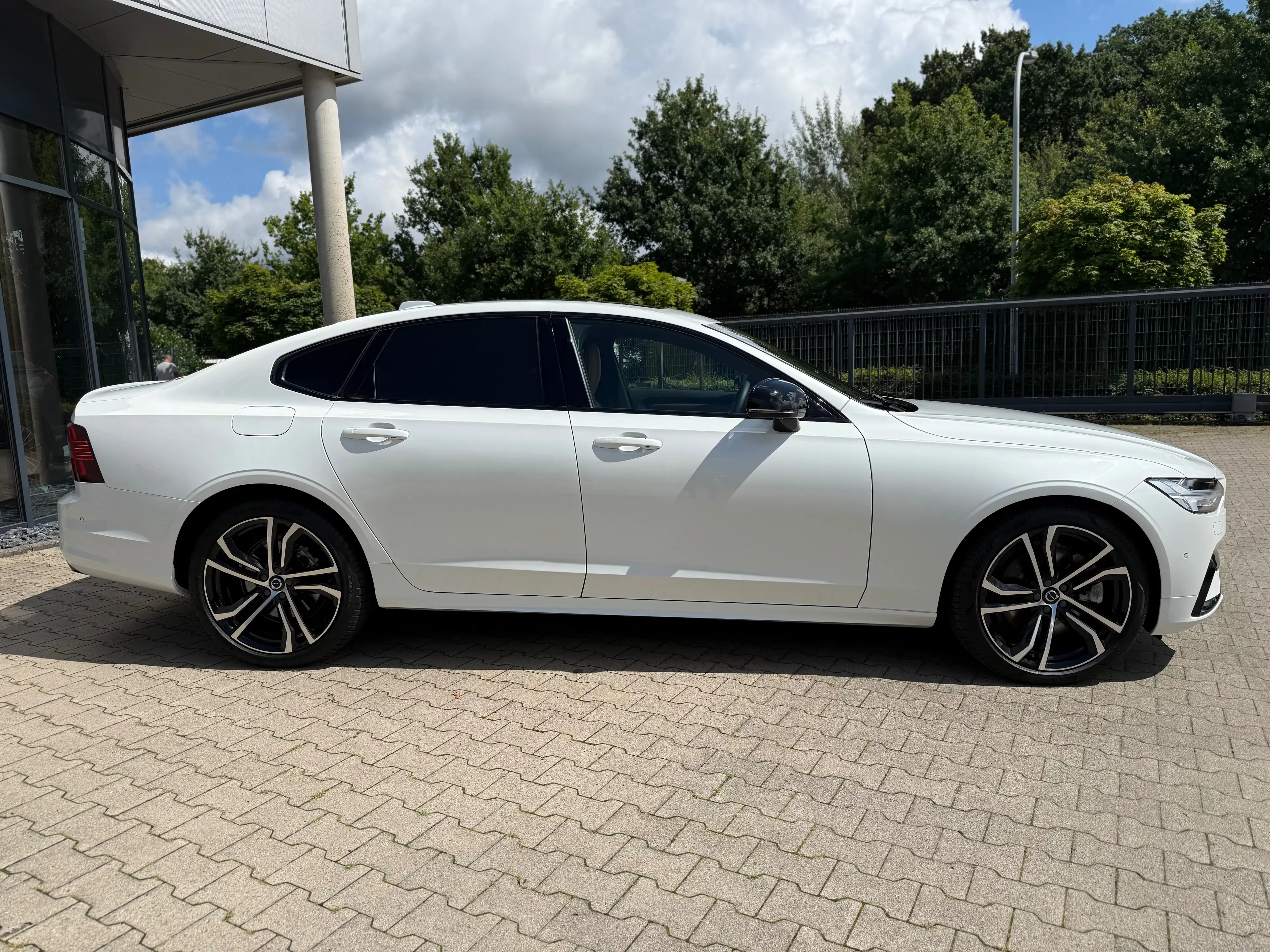 Volvo S90 Ultimate Dark Recharge Plug-In Hybrid AWD — photo 3
