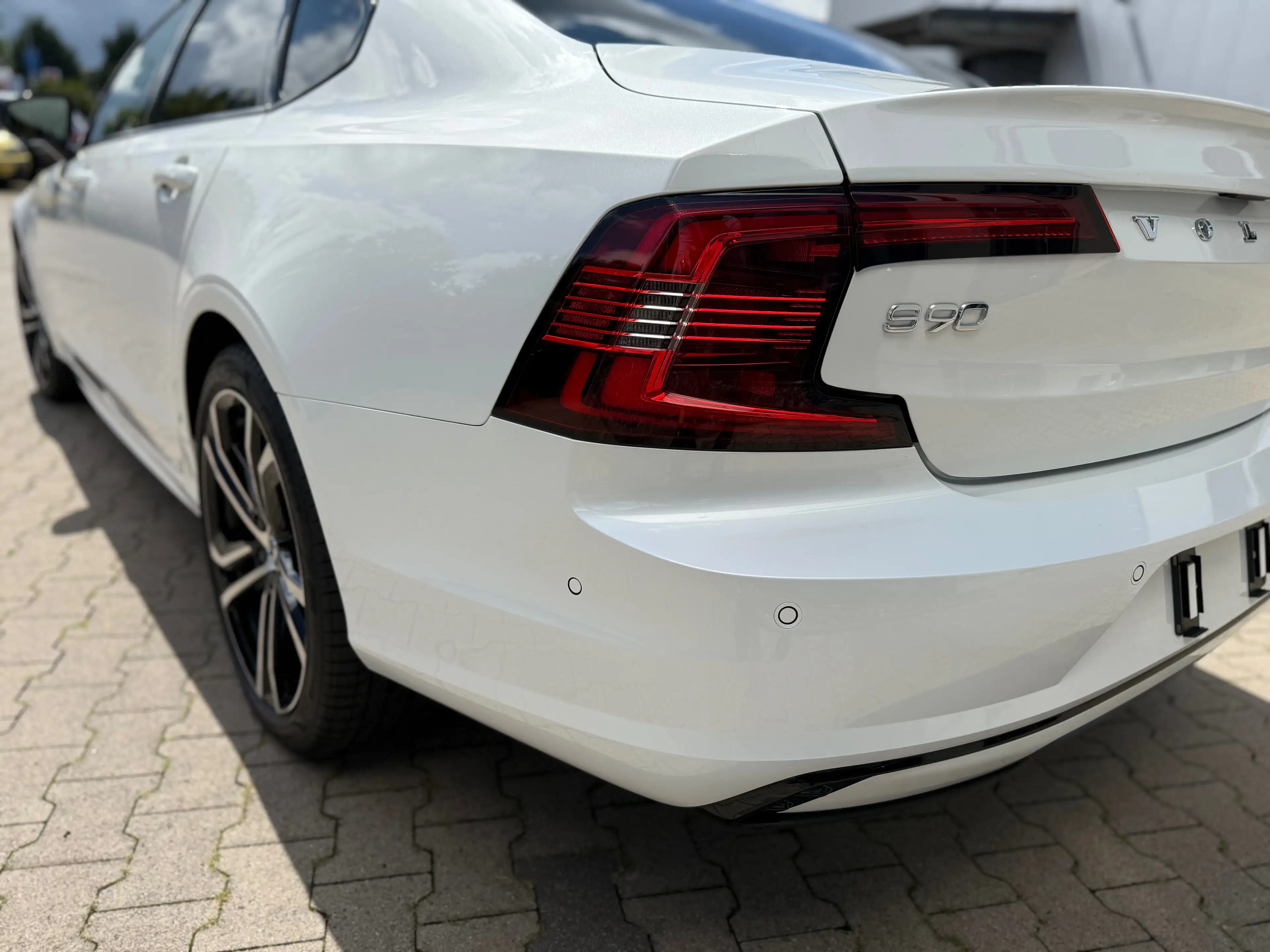 Volvo S90 Ultimate Dark Recharge Plug-In Hybrid AWD — photo 7