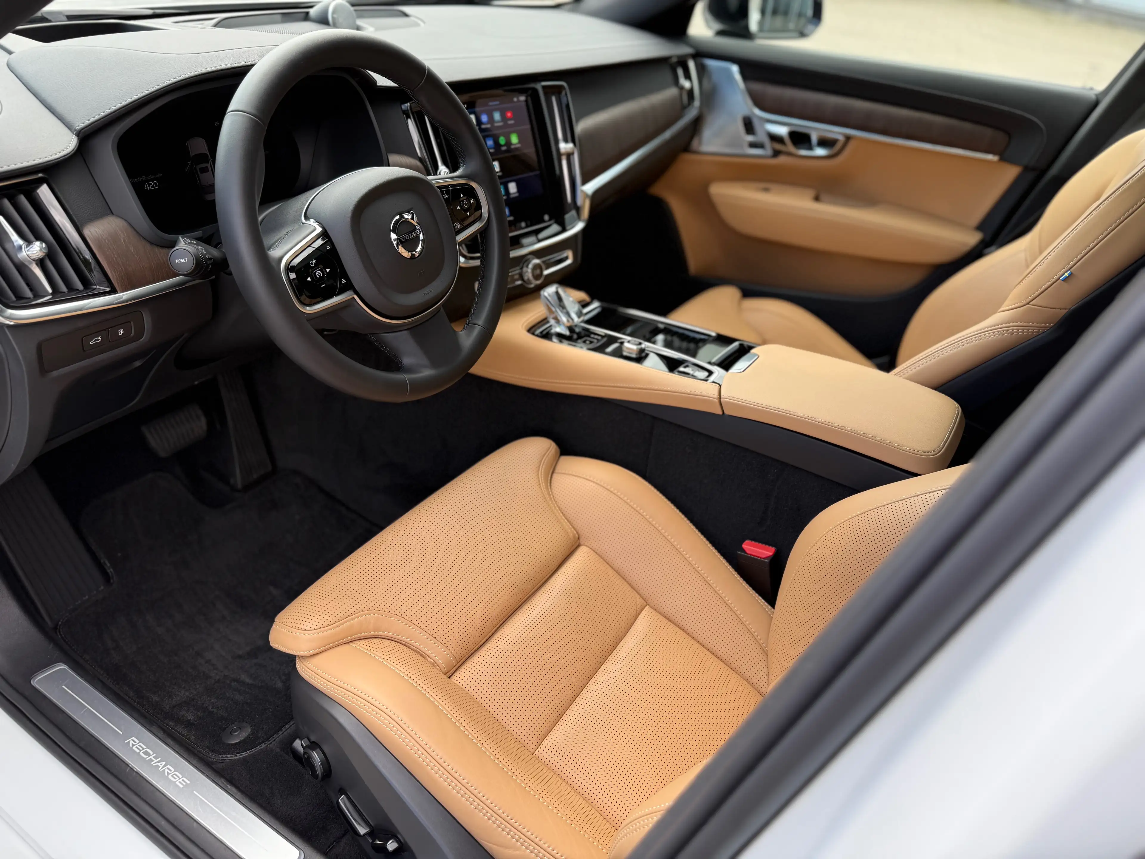 Volvo S90 Ultimate Dark Recharge Plug-In Hybrid AWD — photo 13