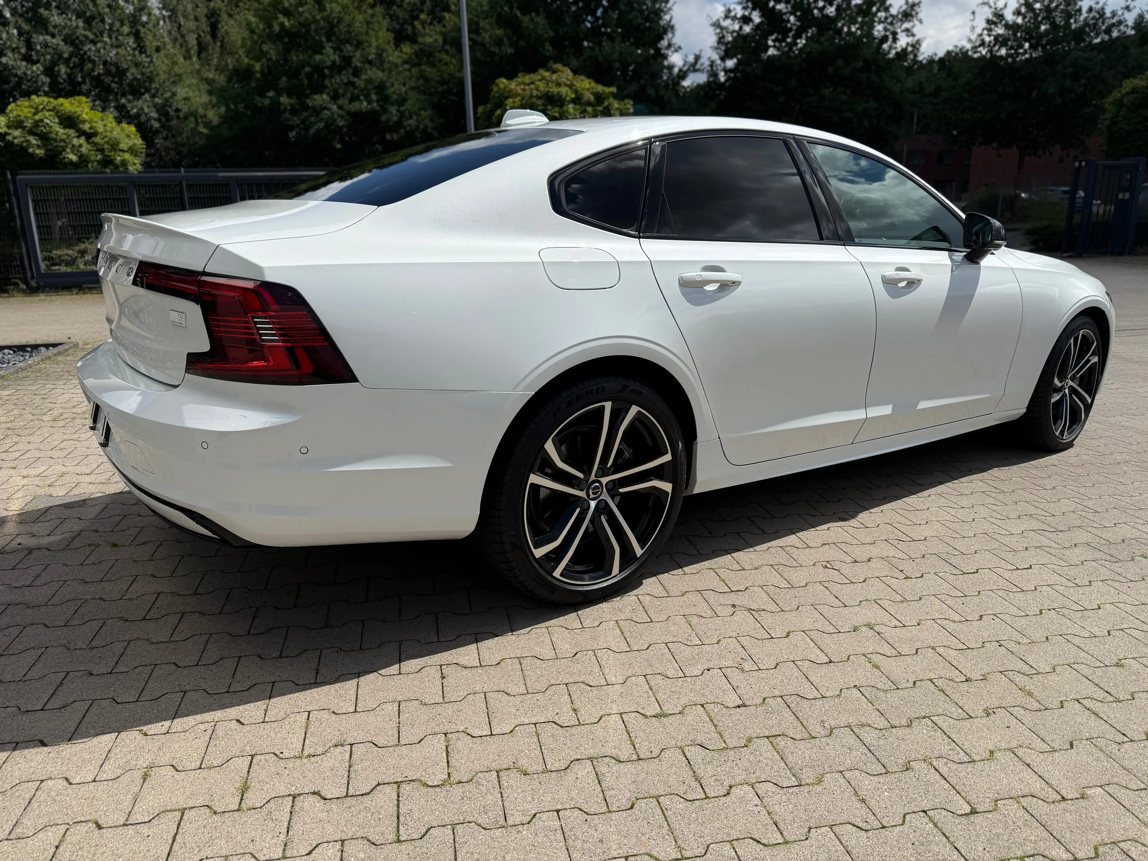 Volvo S90 Ultimate Dark Recharge Plug-In Hybrid AWD — photo 4