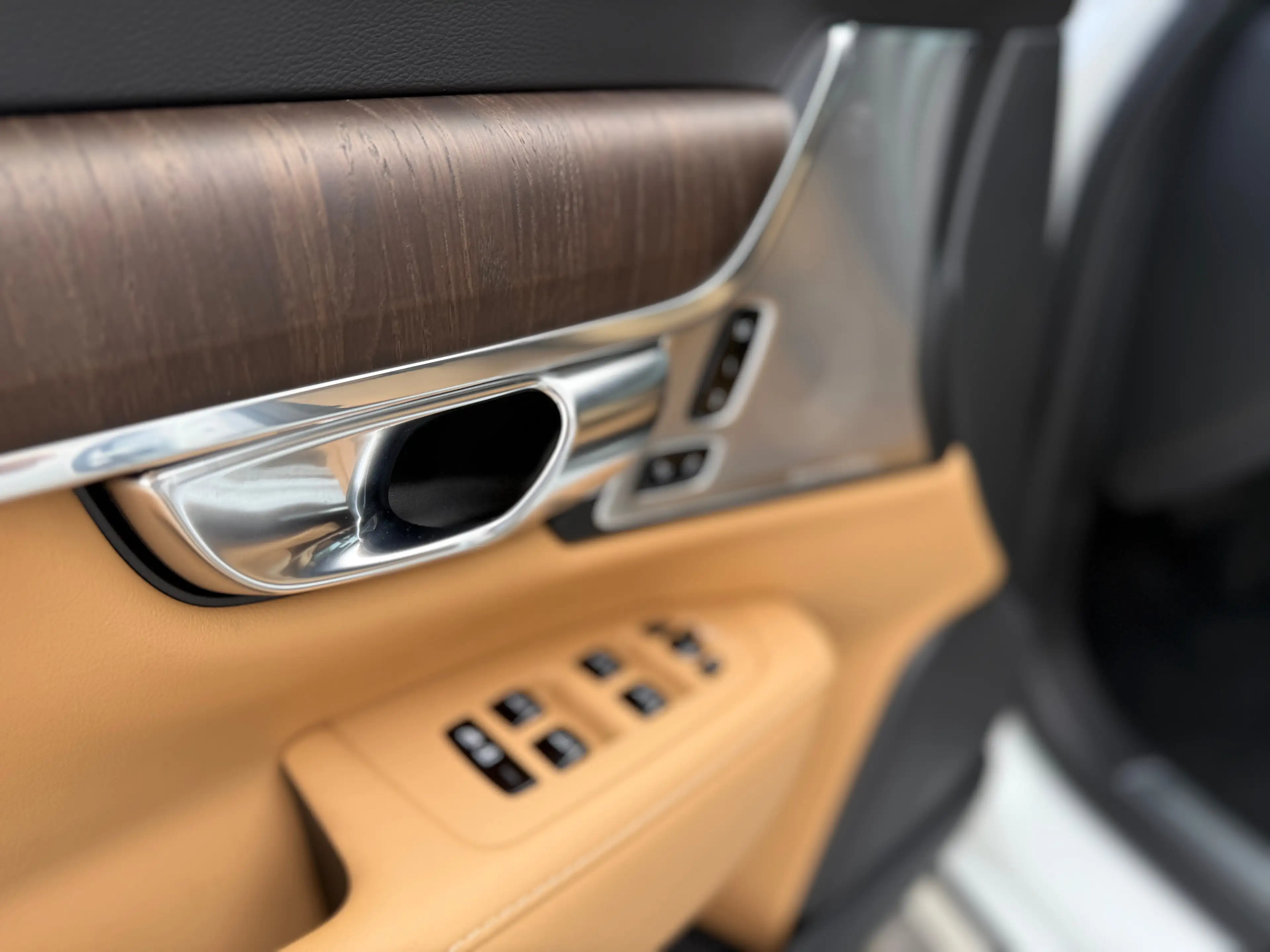 Volvo S90 Ultimate Dark Recharge Plug-In Hybrid AWD — photo 14