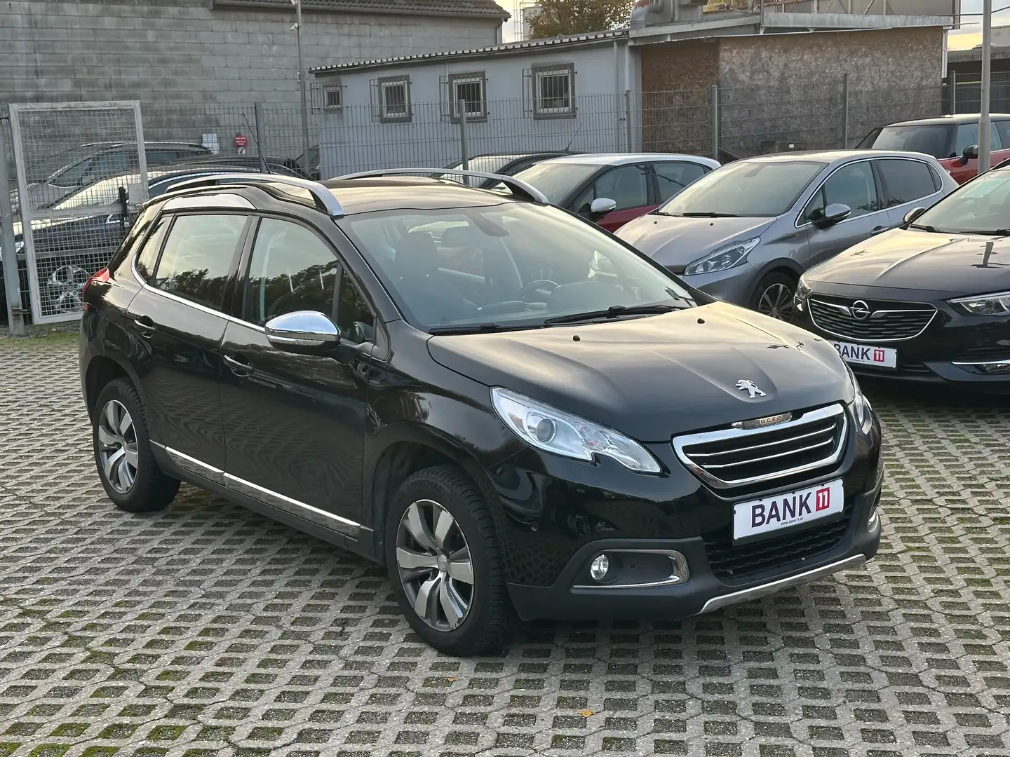 Peugeot 2008 Allure 1,2i*Teilleder*Navi*Klima*Parkasst.* Schwarz - 1