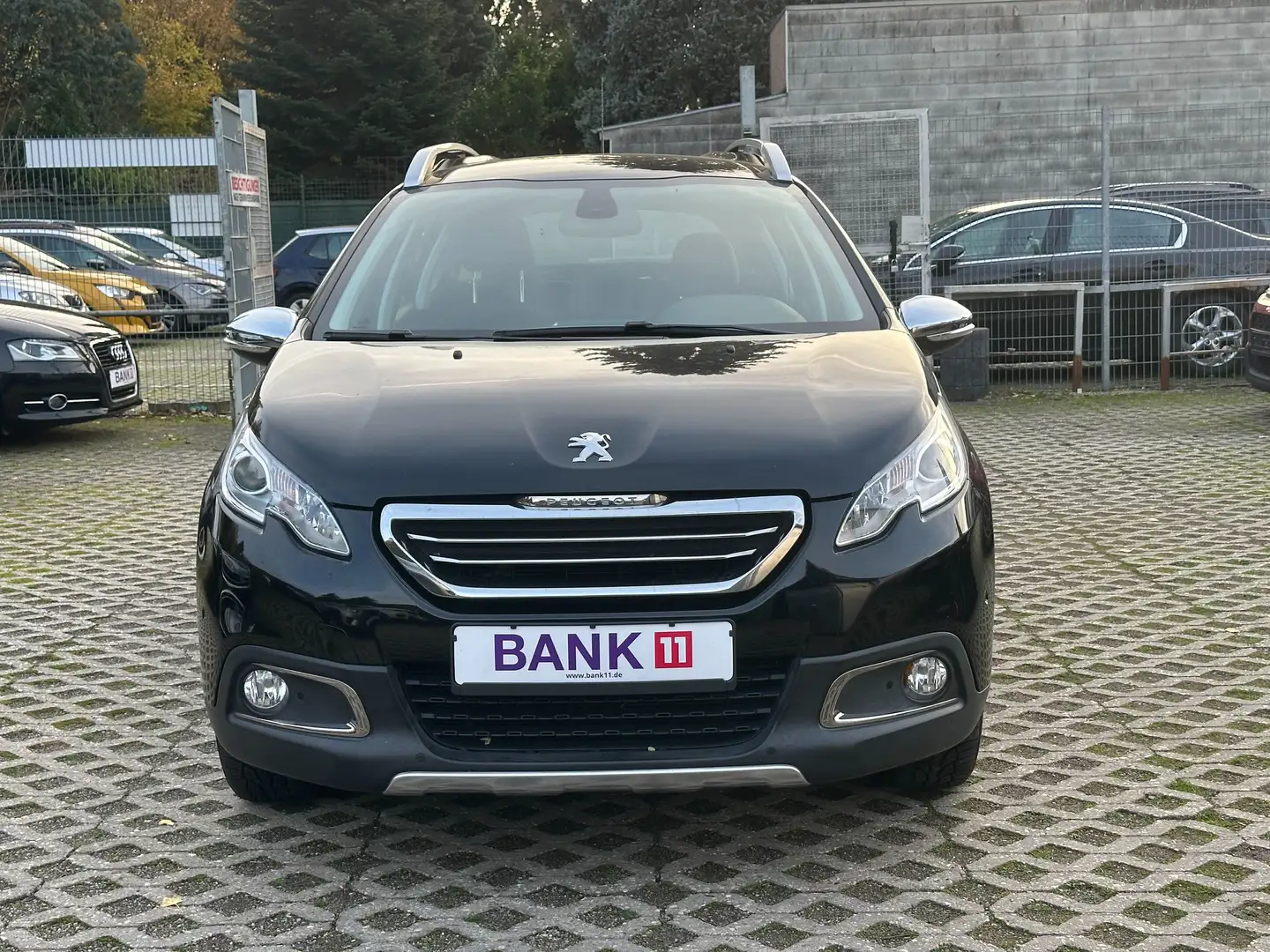 Peugeot 2008 Allure 1,2i*Teilleder*Navi*Klima*Parkasst.* Schwarz - 2