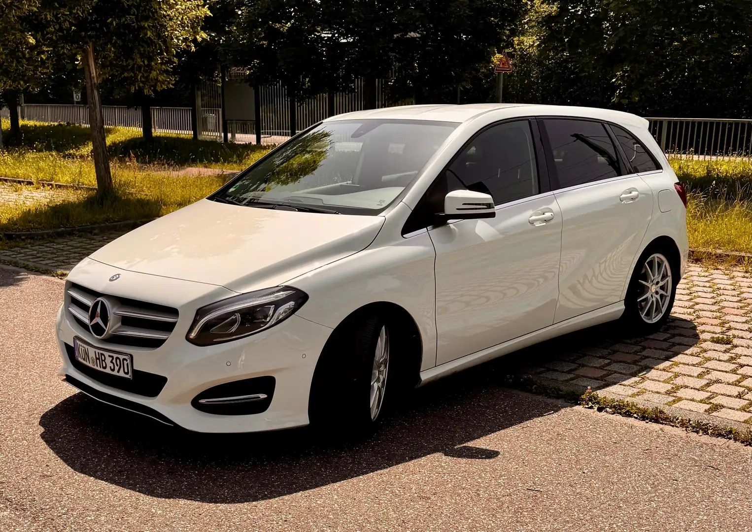 Mercedes-Benz B 250 B-Klasse 4Matic 7G-DCT Style Bílá - 1