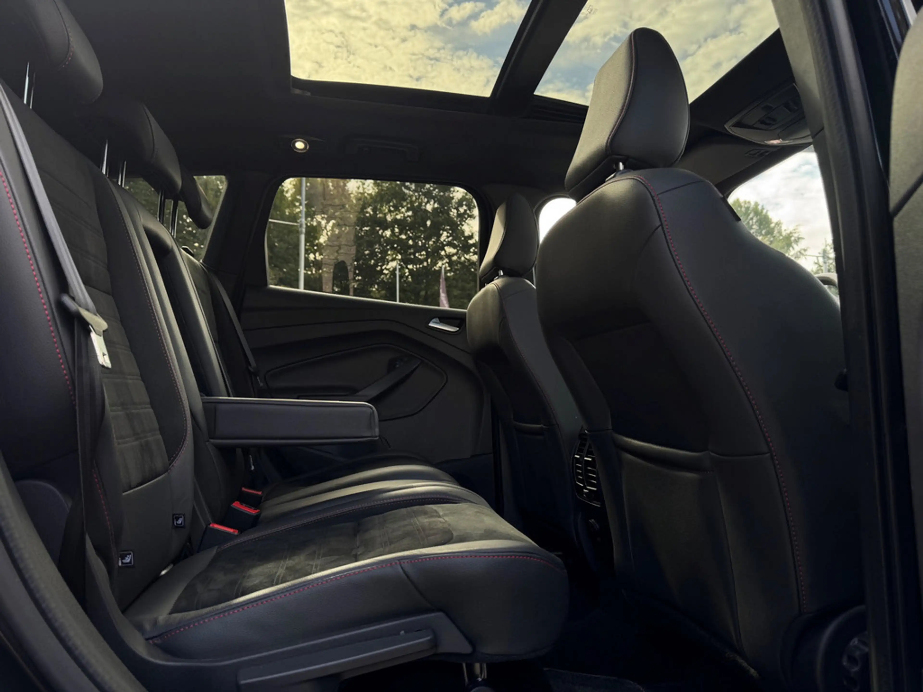 Ford Kuga 1.5 EcoBoost ST-Line 4x2 NAVI AHK PANO — photo 9