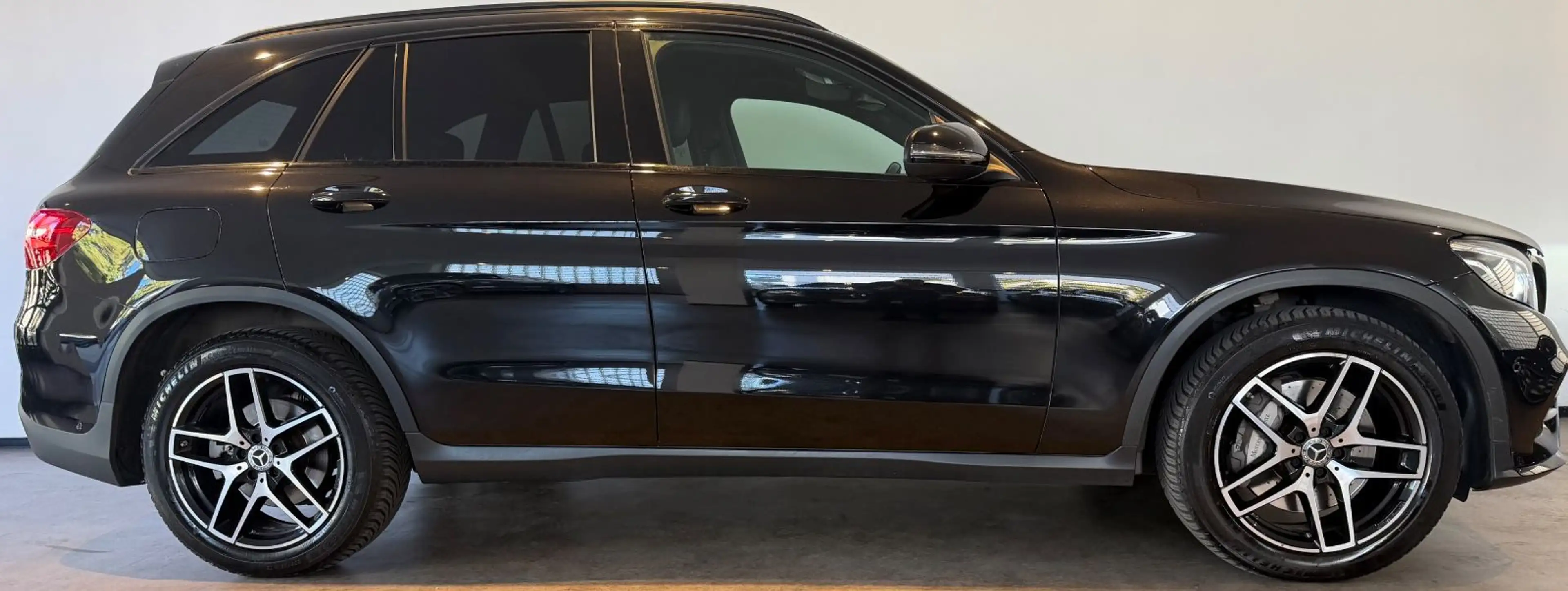 Mercedes-Benz GLC 250 d 4Matic AMG-Line 1.Hand LED AHK Night — photo 2