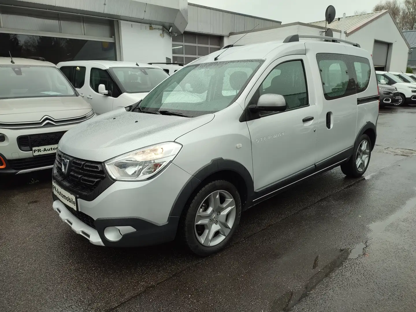 Dacia Dokker Dokker TCe 115 Stepway Celebration Silber - 1