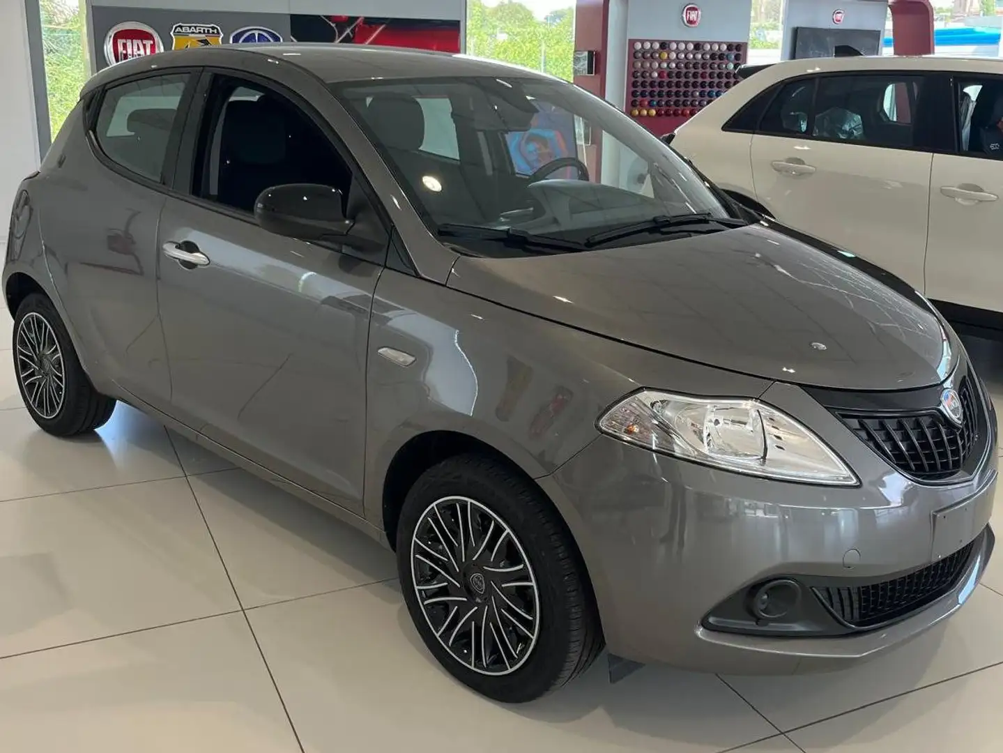 Lancia Ypsilon 1.0 FireFly 5 porte S&S Hybrid Oro Grijs - 2