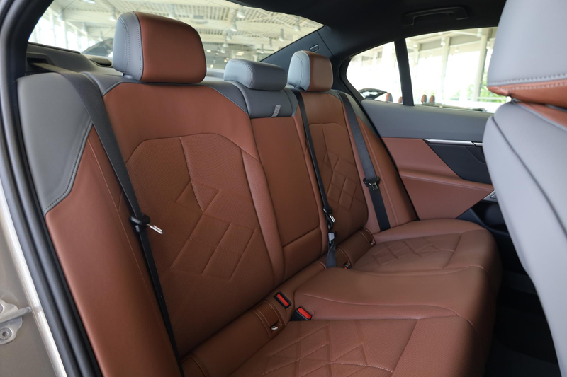 BMW 550 5-serie 550e xDrive | Comfortstoelen | Bowers & Wi — photo 8