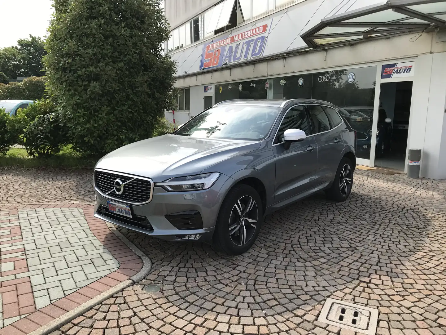 Volvo XC60 2.0 D 235 CV   R DESIGN  AWD Gris - 1