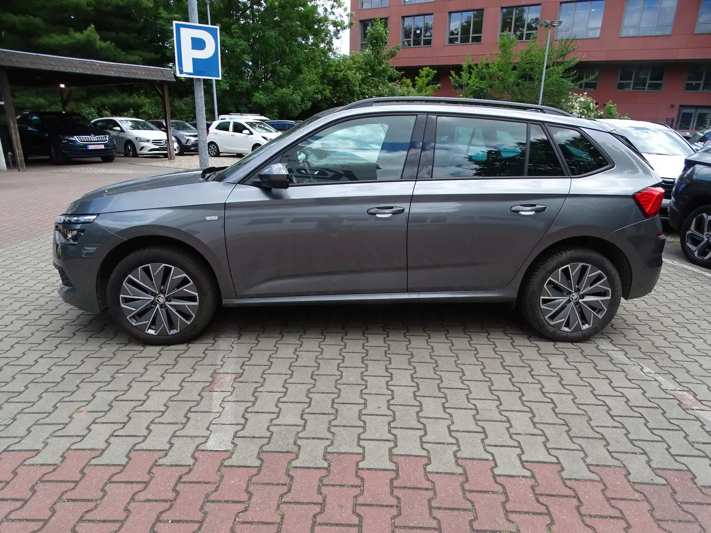 Skoda Kamiq 1.5 TSI Tour Automatik noch Skoda Garantie Grau - 2