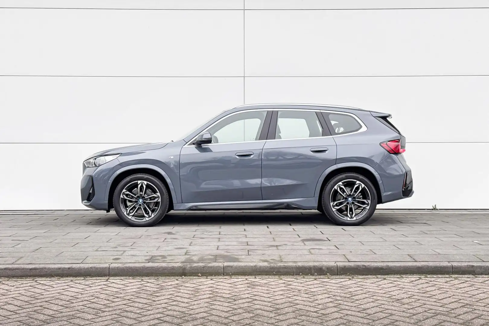 BMW iX1 xDrive30 | M Sport | Stoelverwarming | Driving Ass Grijs - 2