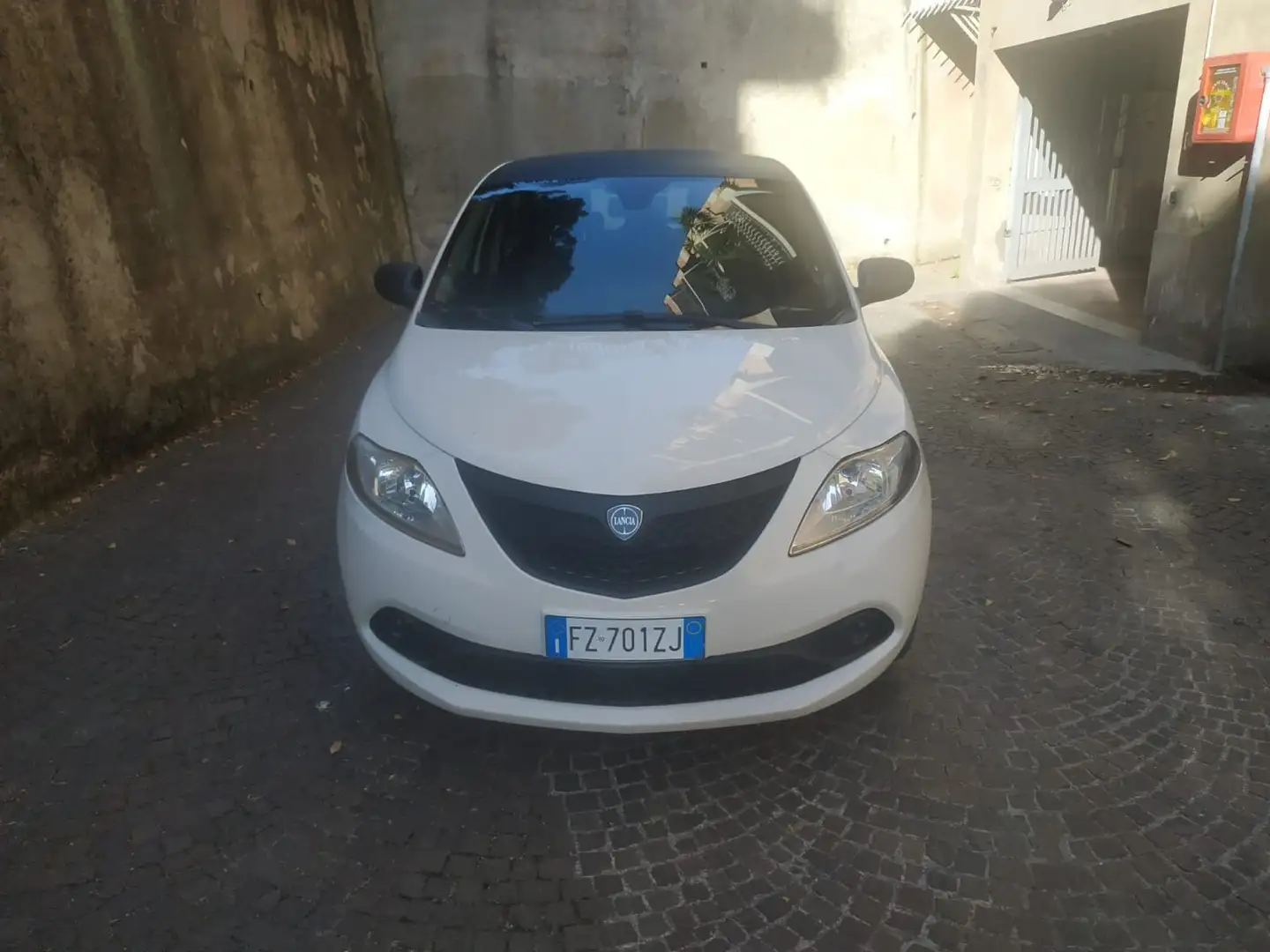 Lancia Ypsilon 1.2 69 CV 5 porte GPL Ecochic Silver Bianco - 1