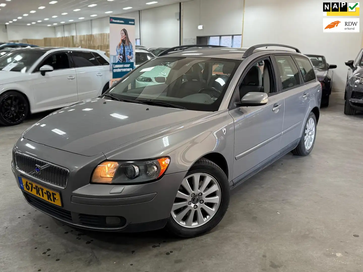 Volvo V50 2.4i Momentum / AUTOMAAT / NAP / RIJDT SCHAKELT GO Gris - 1