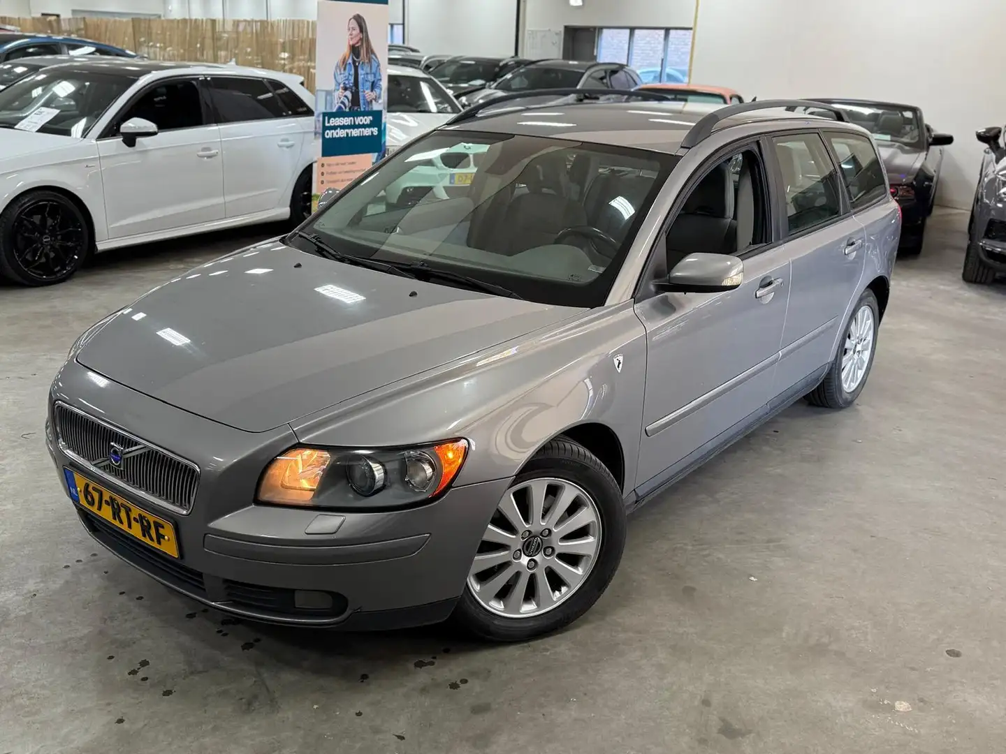 Volvo V50 2.4i Momentum / AUTOMAAT / NAP / RIJDT SCHAKELT GO Gris - 2