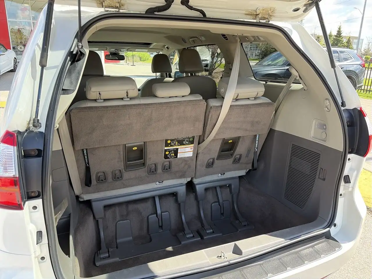 Toyota Sienna снимка Toyota Sienna