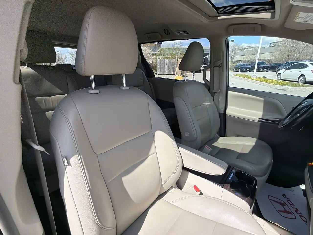 Toyota Sienna снимка Toyota Sienna