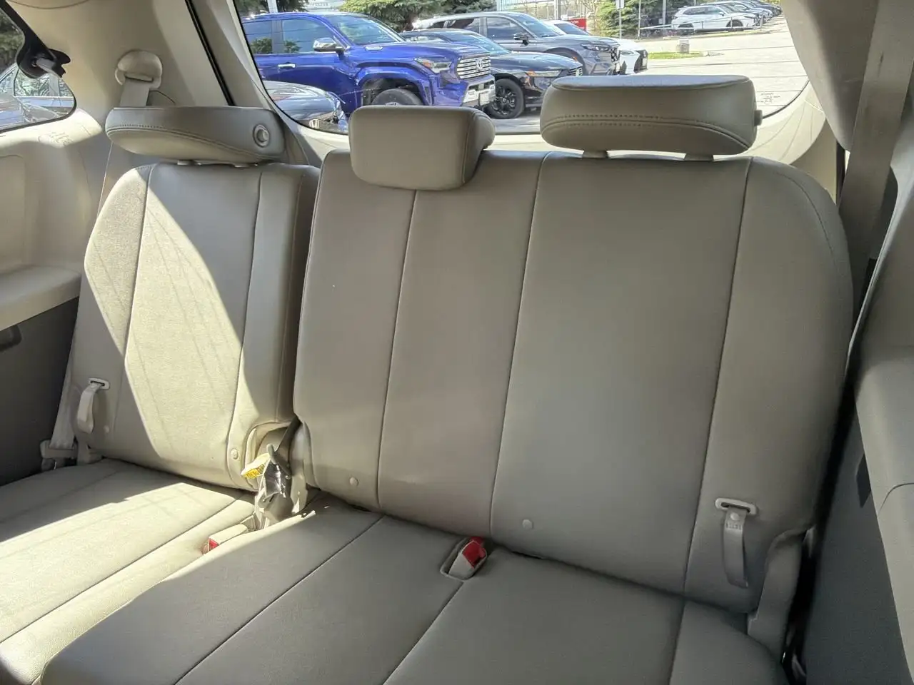 Toyota Sienna снимка Toyota Sienna