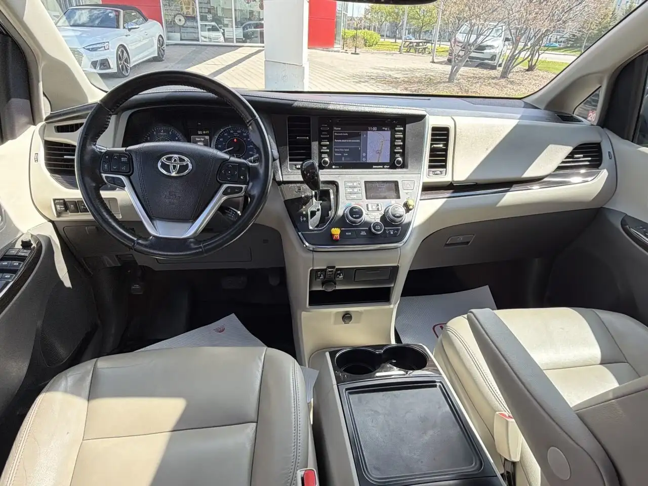 Toyota Sienna снимка Toyota Sienna