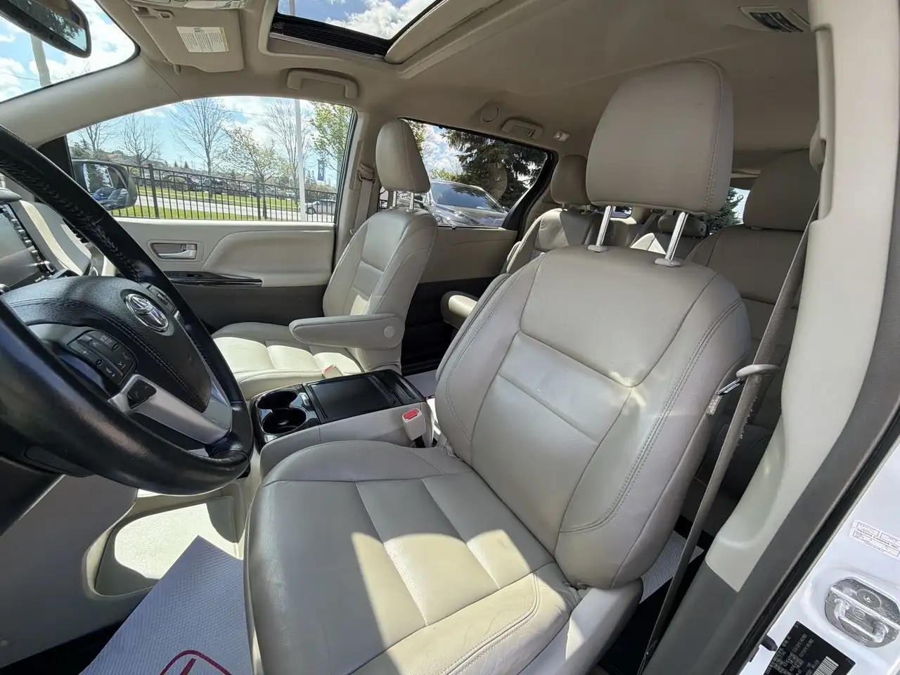 Toyota Sienna снимка Toyota Sienna