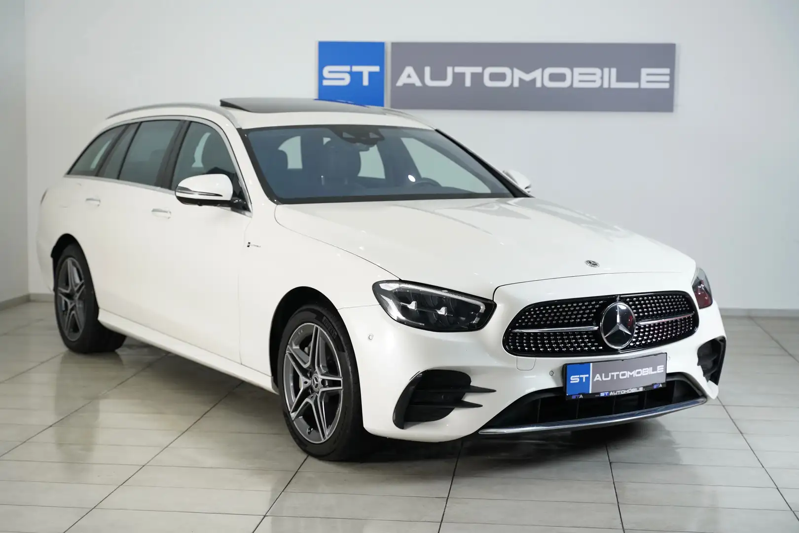 Mercedes-Benz E 300 de 4Matic // 1.BESITZ // AMG-LINE // SCHIEBEDACH Weiß - 2