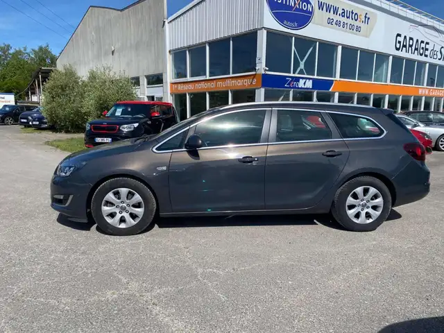 Opel Astra view 3