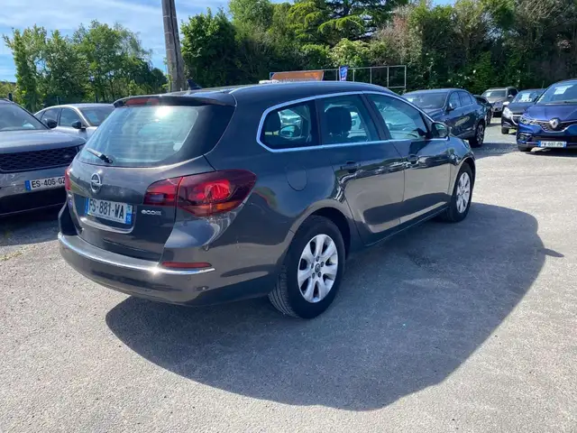 Opel Astra view 4