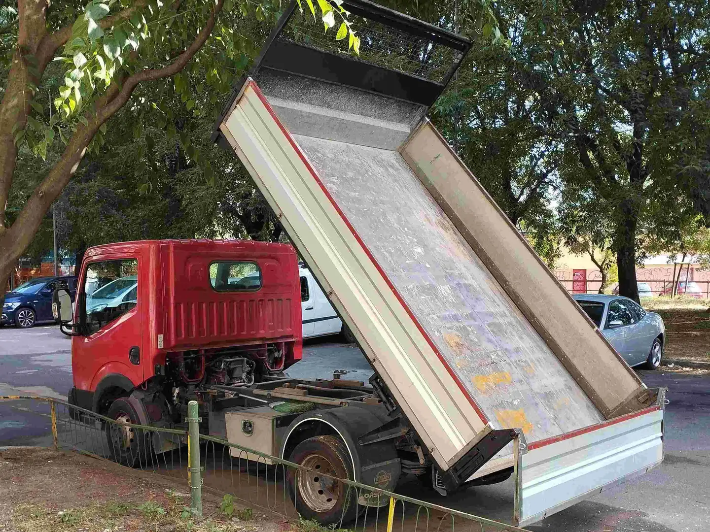 Nissan Cabstar NT400 Червоний - 1