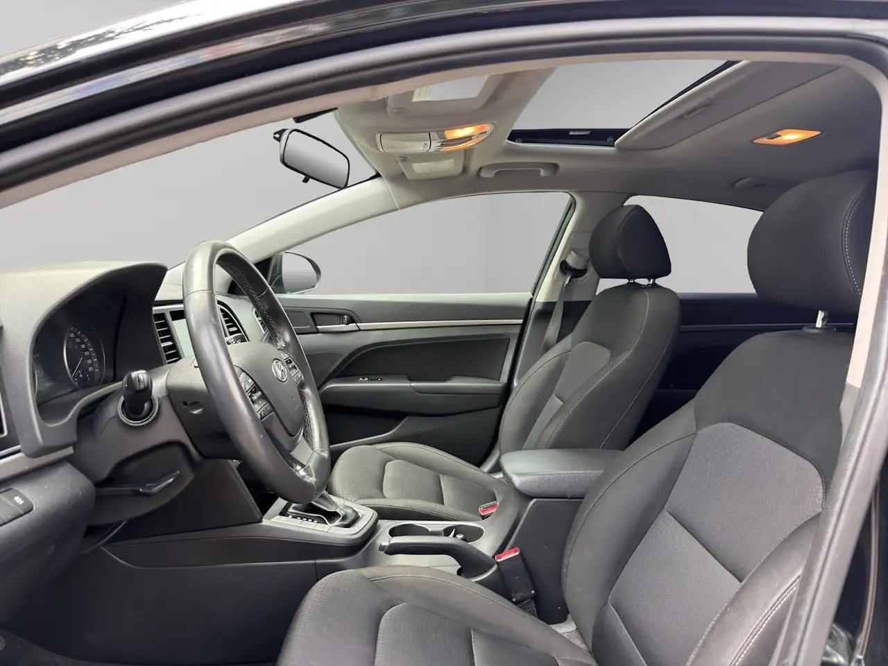 Hyundai ELANTRA снимка Hyundai ELANTRA