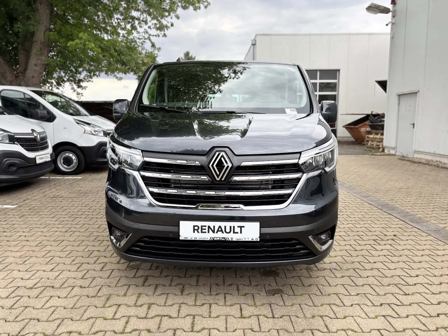 Renault Trafic Grand Evolution Blue dCi 150 Autom. Grau - 2