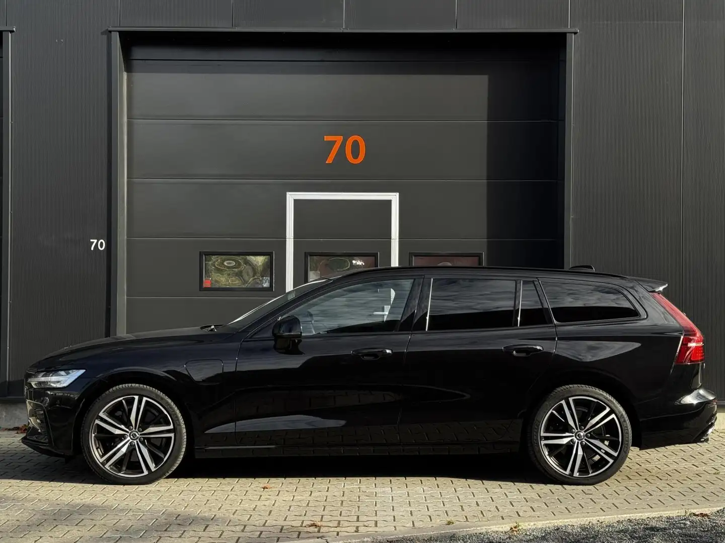 Volvo V60 T6 Recharge AWD Aut-8 R-Design | 19 inch | Semi-el Zwart - 2