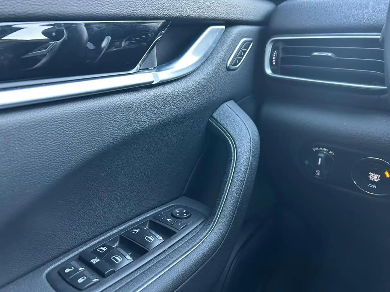 Maserati Levante 2023 — фото 13