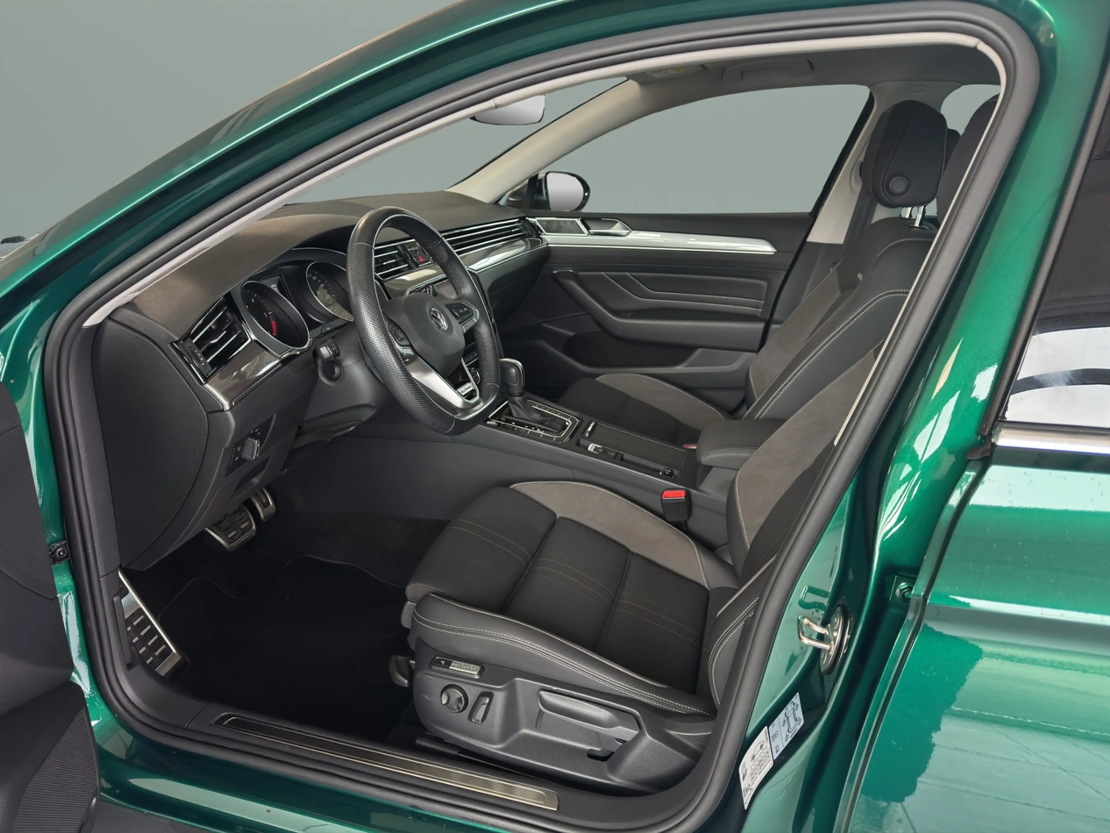 Volkswagen Passat Alltrack 2.0TDI 4M Matrix/AHK/Pano/DCC — photo 12