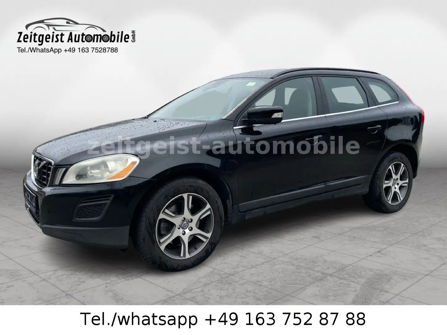 Volvo XC60 Momentum eDrive/5-Zyl/AHK/M&S REIFEN* Černá - 1