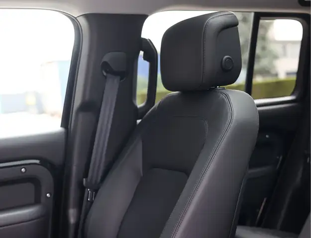 Land Rover Defender view 4