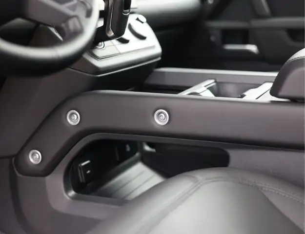 Land Rover Defender view 5