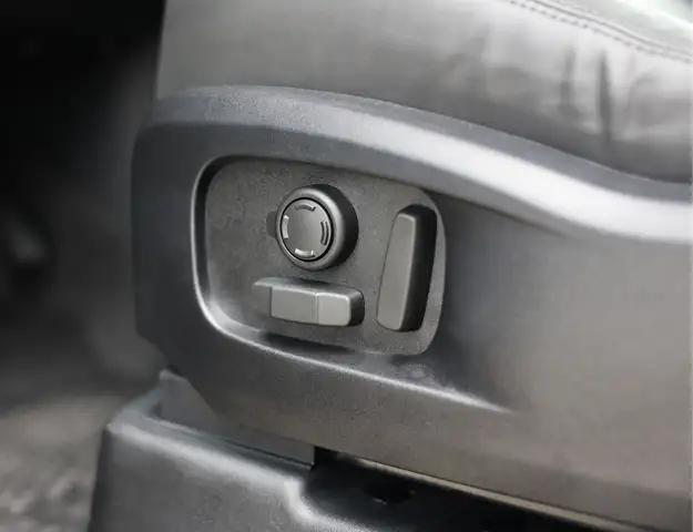 Land Rover Defender view 28
