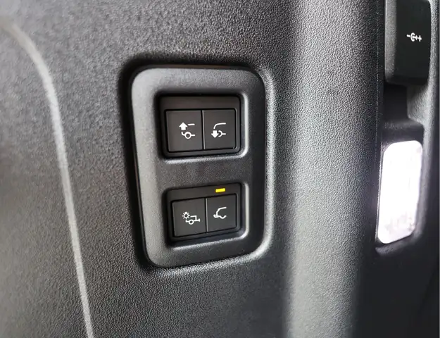 Land Rover Defender view 24