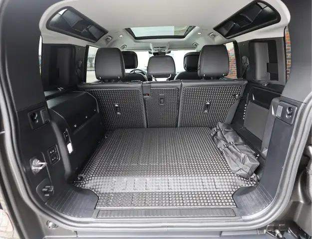 Land Rover Defender view 23