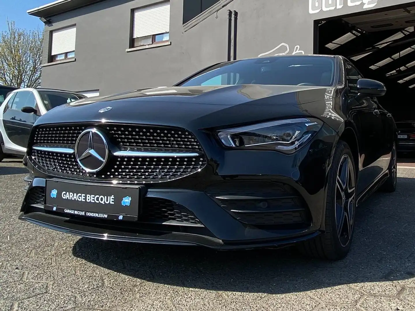 Mercedes-Benz CLA 200 Shooting Break AMG Line Zwart - 1