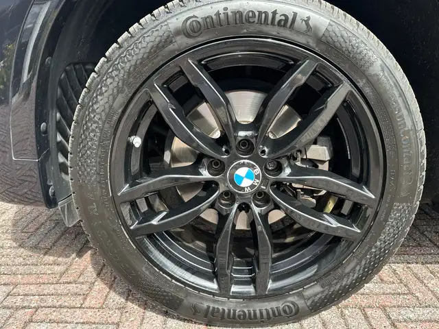 BMW X4 view 11