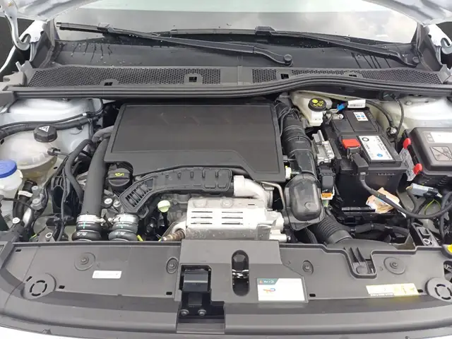 Peugeot 208 view 5